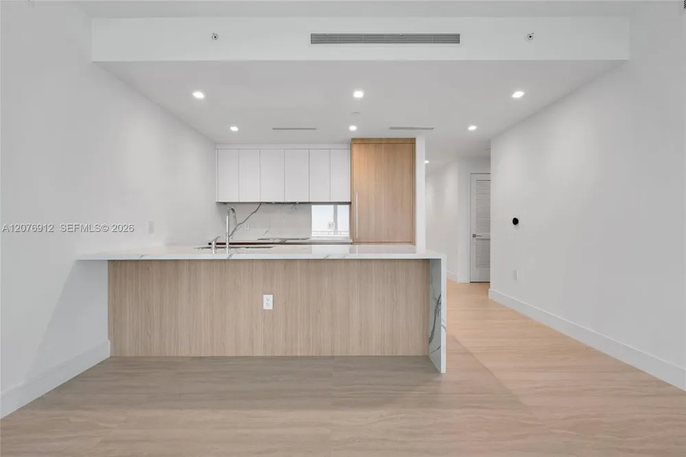 2411 Laguna Circle #2402 North Miami, FL 33181
