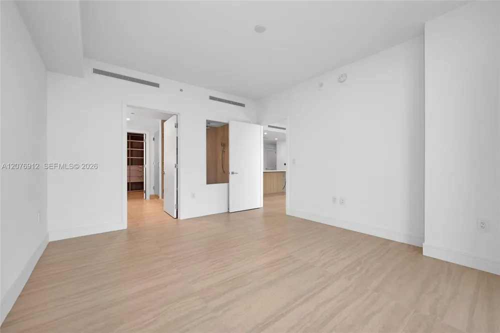 2411 Laguna Circle #2402 North Miami, FL 33181