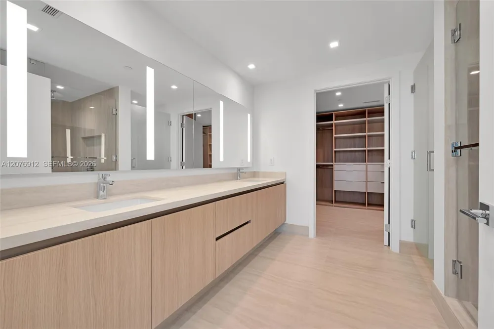 2411 Laguna Circle #2402 North Miami, FL 33181