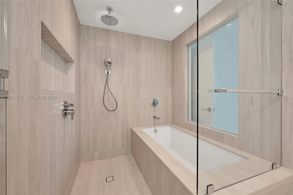 2411 Laguna Circle #2402 North Miami, FL 33181
