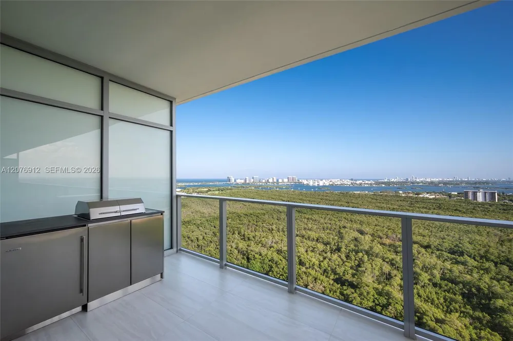 2411 Laguna Circle #2402 North Miami, FL 33181