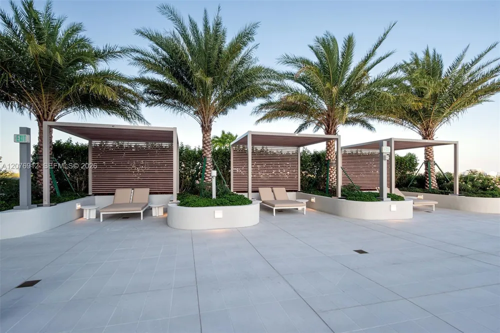 2411 Laguna Circle #2402 North Miami, FL 33181
