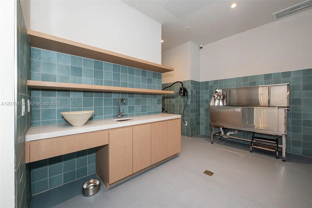 2411 Laguna Circle #2402 North Miami, FL 33181