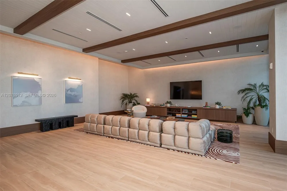 2411 Laguna Circle #2402 North Miami, FL 33181