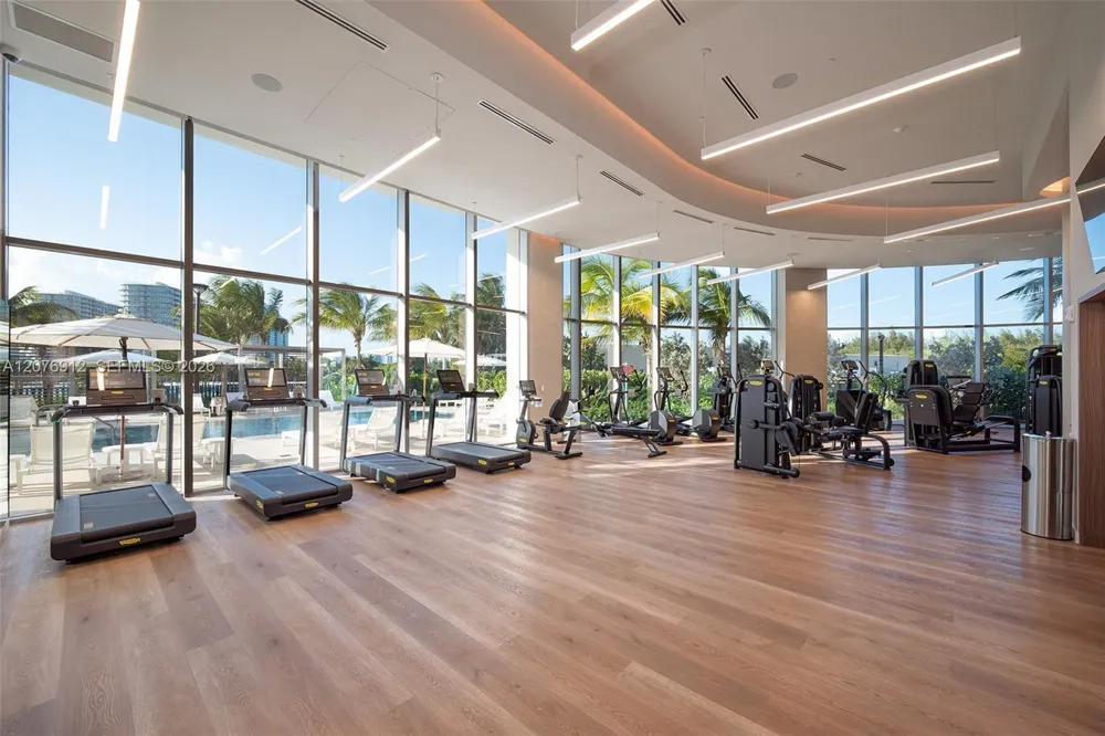 2411 Laguna Circle #2402 North Miami, FL 33181