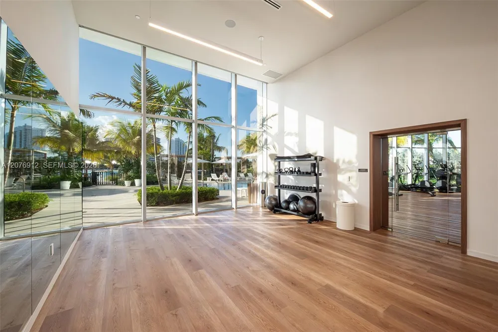 2411 Laguna Circle #2402 North Miami, FL 33181