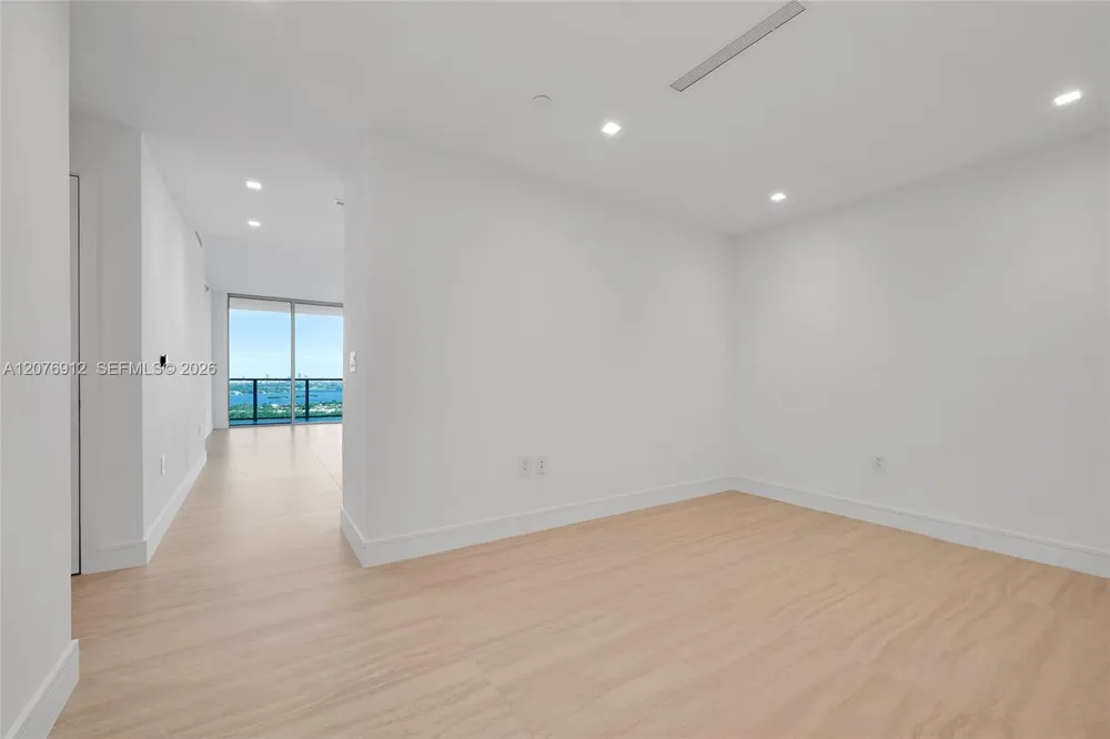 2411 Laguna Circle #2402 North Miami, FL 33181