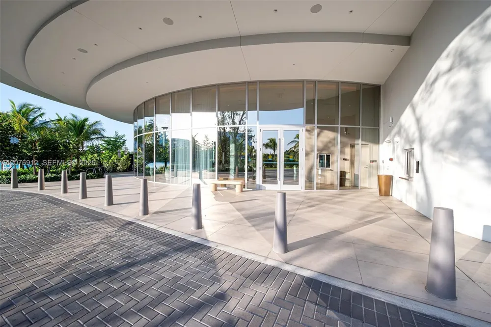 2411 Laguna Circle #2402 North Miami, FL 33181