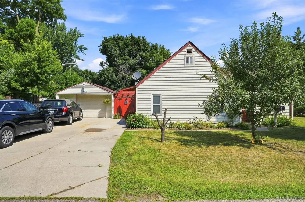 8251 McClellan Street Utica City, MI 48317