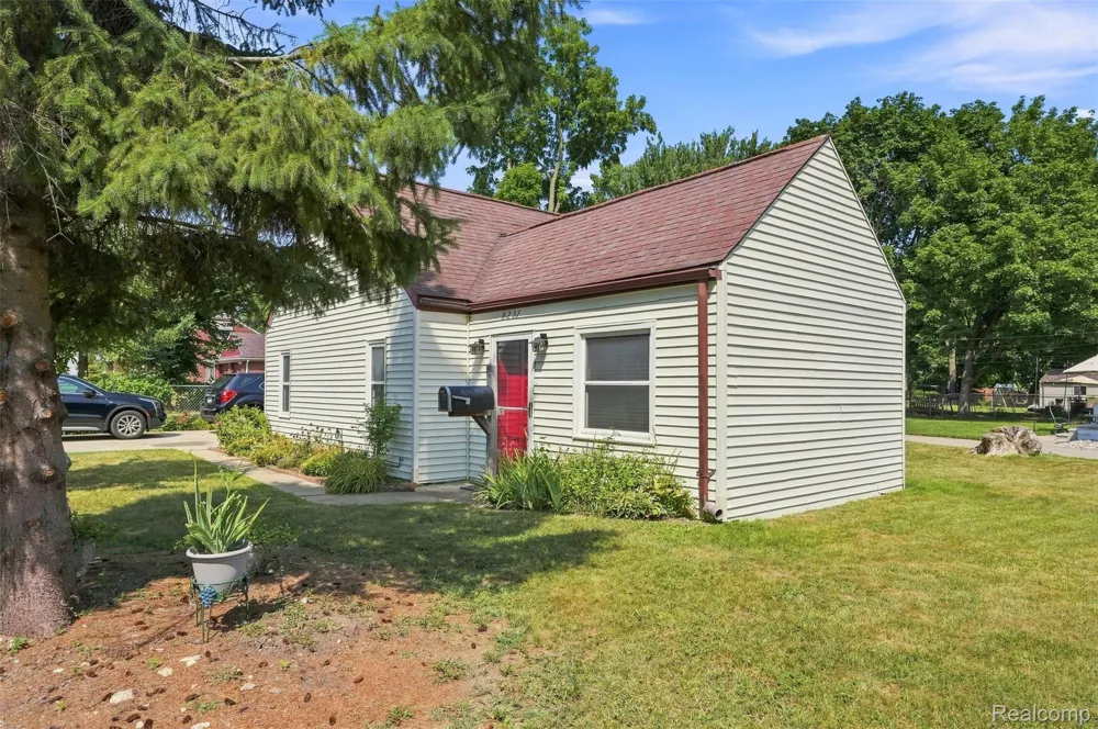 8251 McClellan Street Utica City, MI 48317