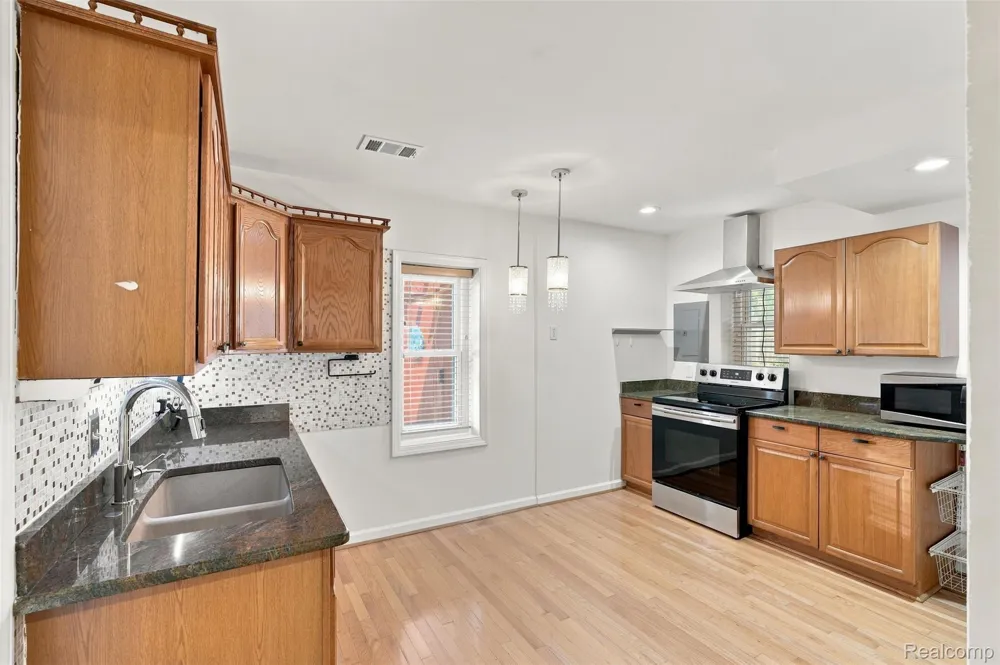 8251 McClellan Street Utica City, MI 48317