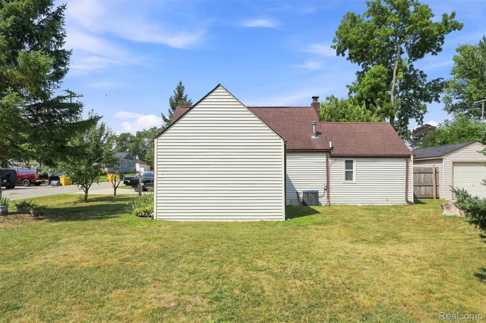 8251 McClellan Street Utica City, MI 48317