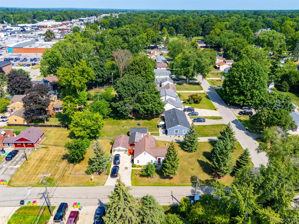 8251 McClellan Street Utica City, MI 48317