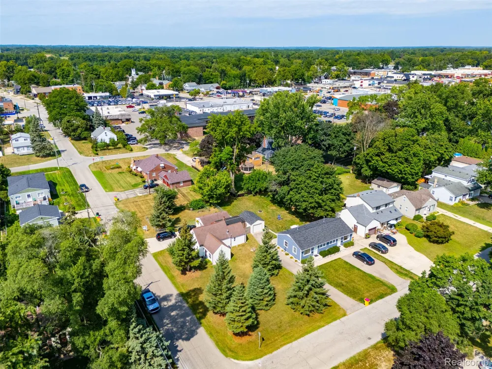 8251 McClellan Street Utica City, MI 48317