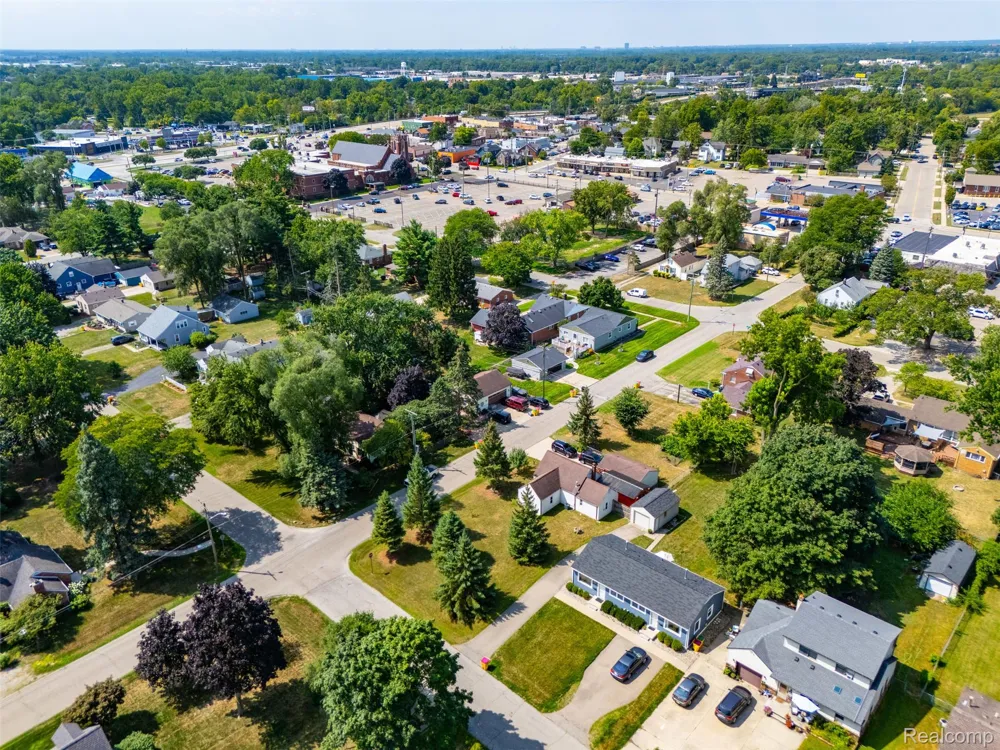 8251 McClellan Street Utica City, MI 48317