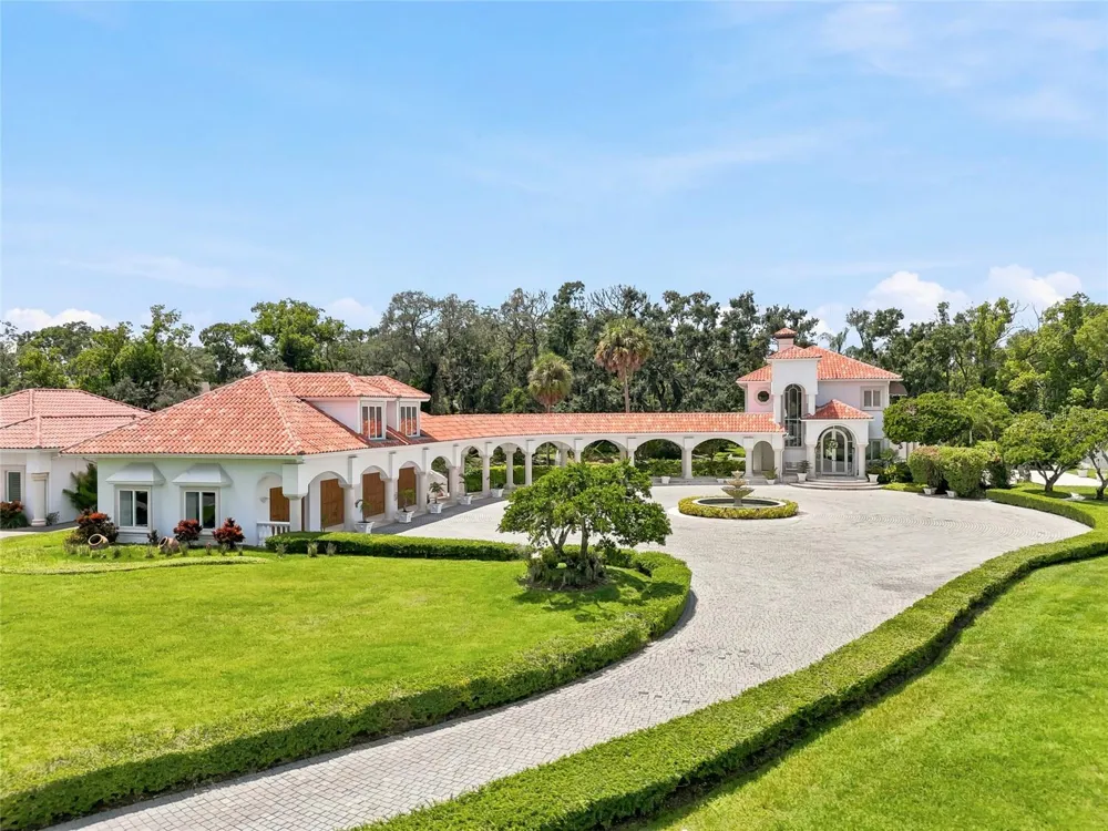 11104 WINTHROP WAY Tampa, FL 33612