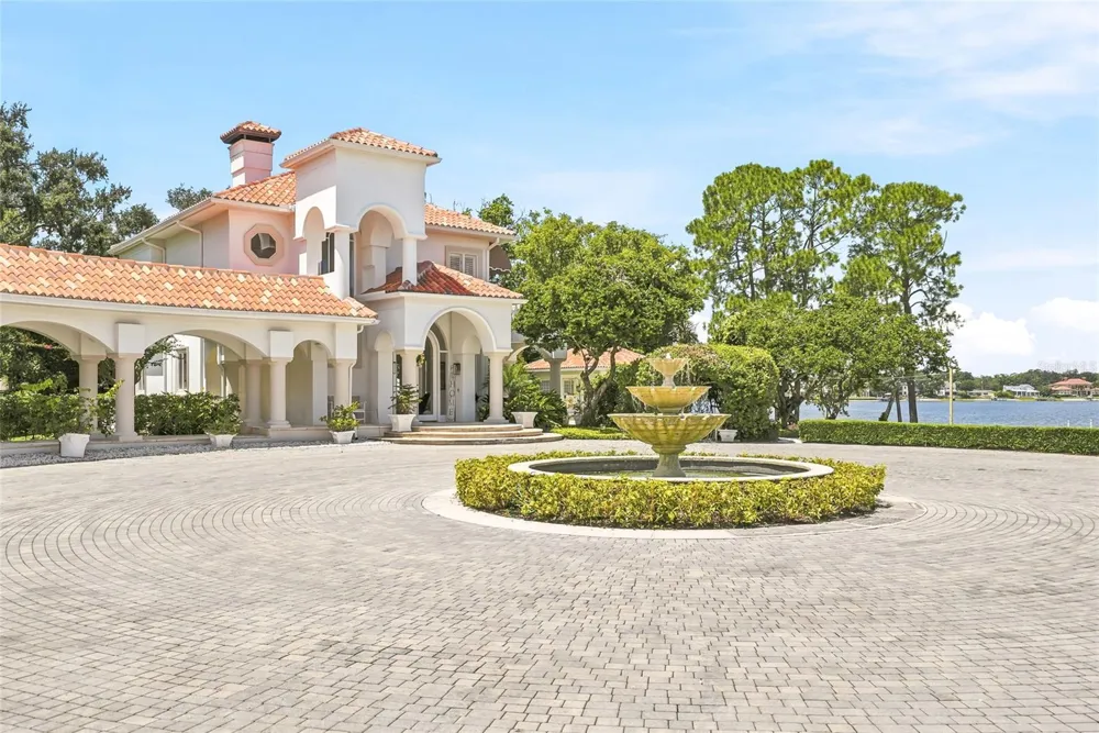 11104 WINTHROP WAY Tampa, FL 33612