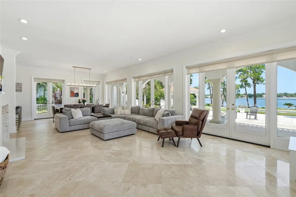 11104 WINTHROP WAY Tampa, FL 33612