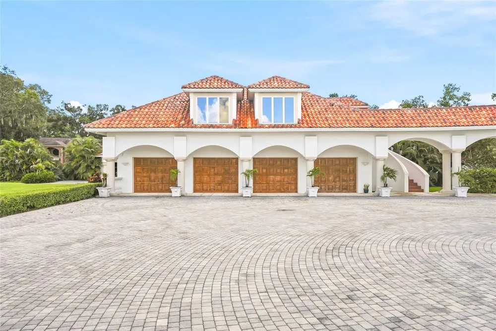 11104 WINTHROP WAY Tampa, FL 33612