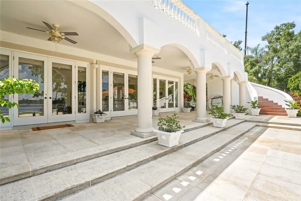 11104 WINTHROP WAY Tampa, FL 33612