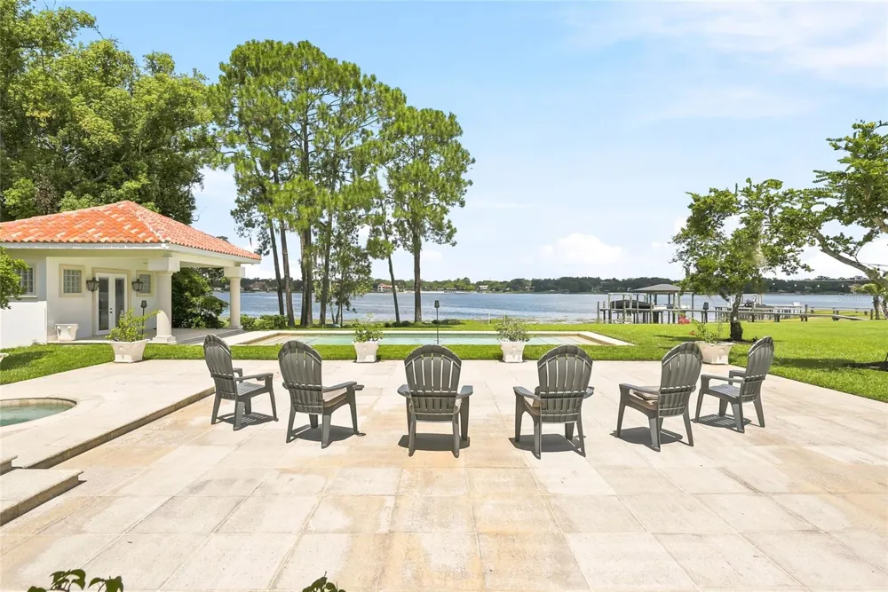 11104 WINTHROP WAY Tampa, FL 33612