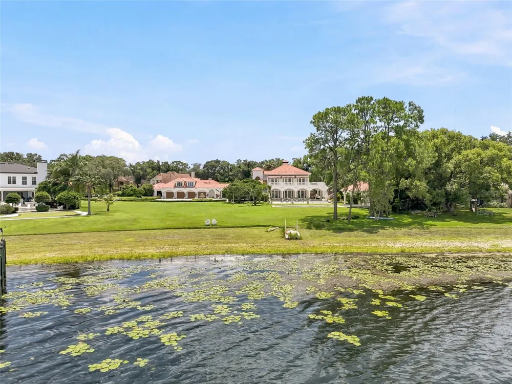 11104 WINTHROP WAY Tampa, FL 33612