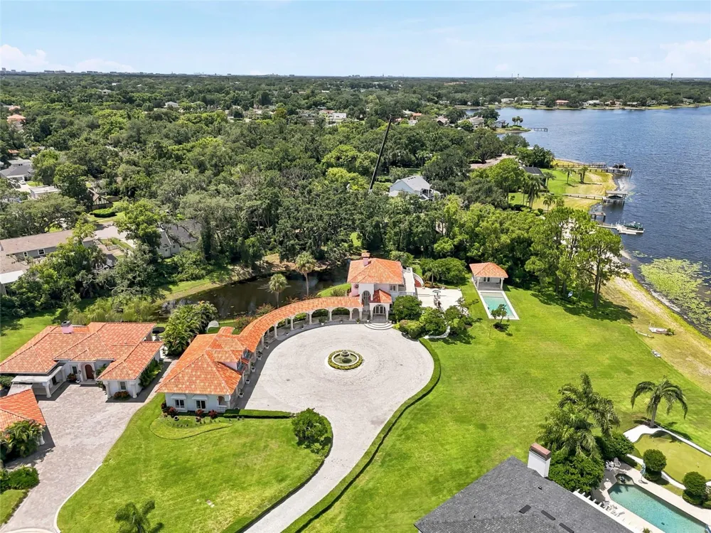 11104 WINTHROP WAY Tampa, FL 33612