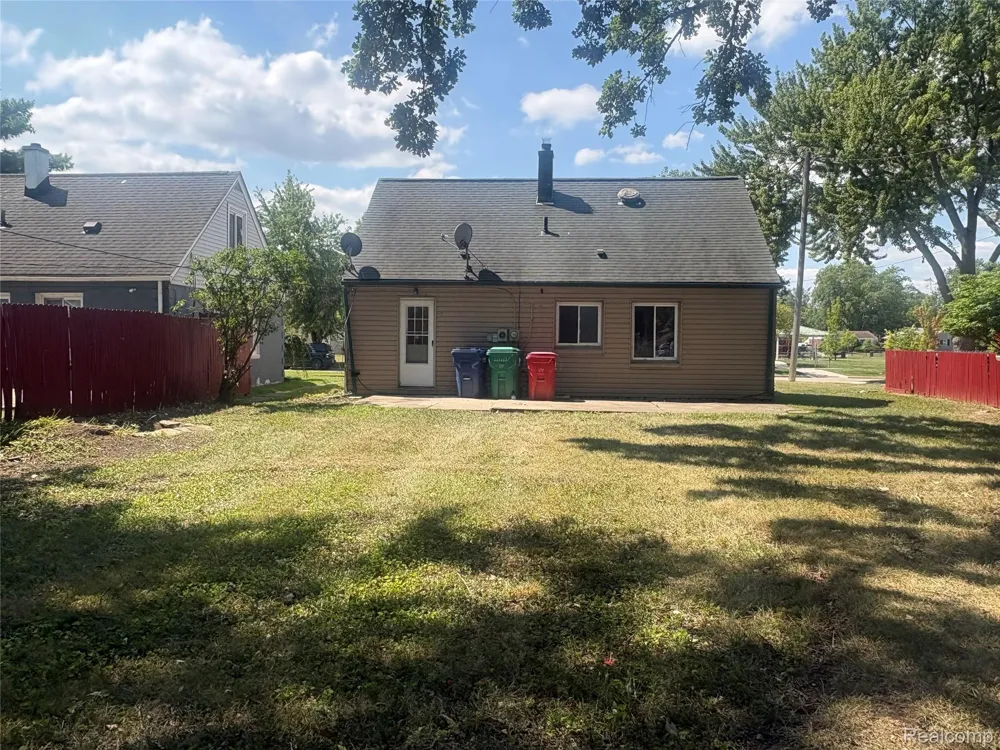 23080 Almond Avenue Eastpointe City, MI 48021