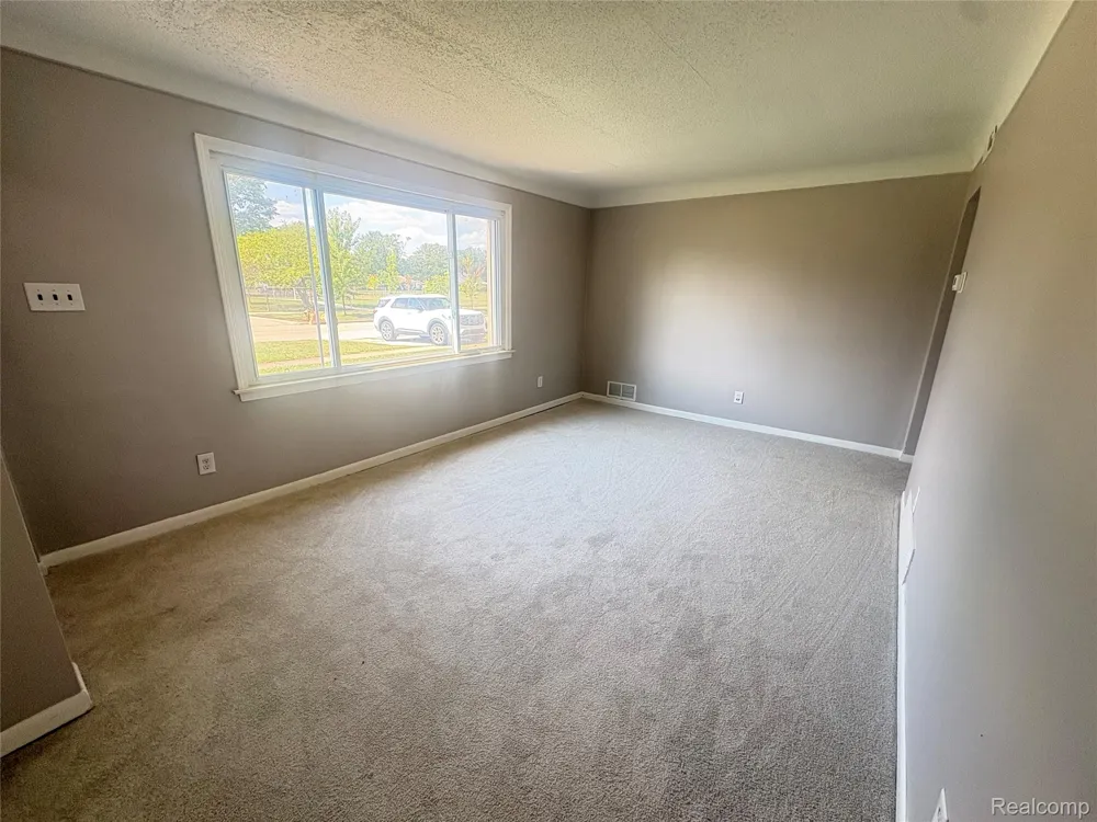 23080 Almond Avenue Eastpointe City, MI 48021
