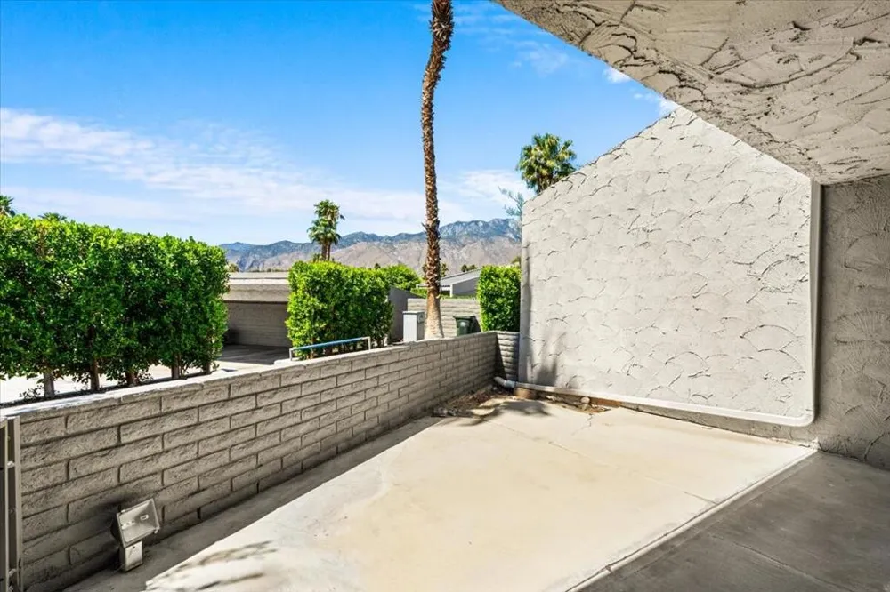 2620 Whitewater Club Drive #D Palm Springs, CA 92262
