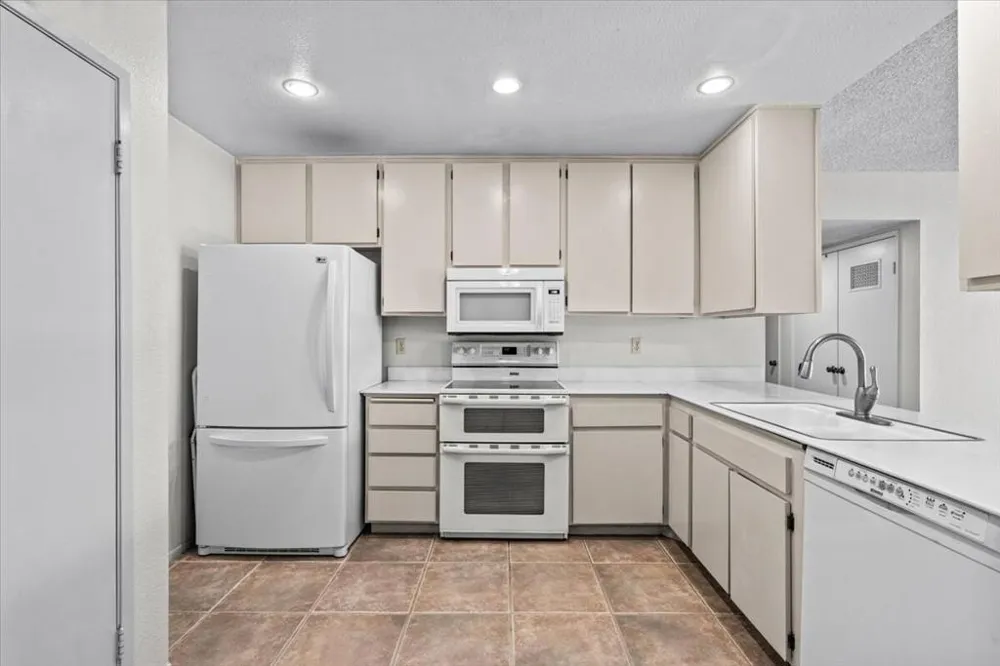 2620 Whitewater Club Drive #D Palm Springs, CA 92262