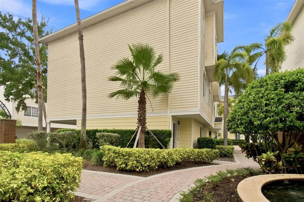 9801 MEADOW FIELD CIRCLE Tampa, FL 33626