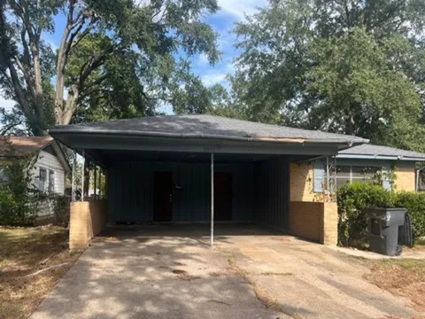 5915 Lakehurst Circle