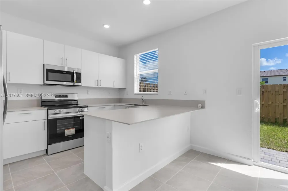 2660 SE 28th St Homestead, FL 33035