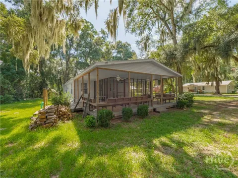 1045 Live Oak Lane NE