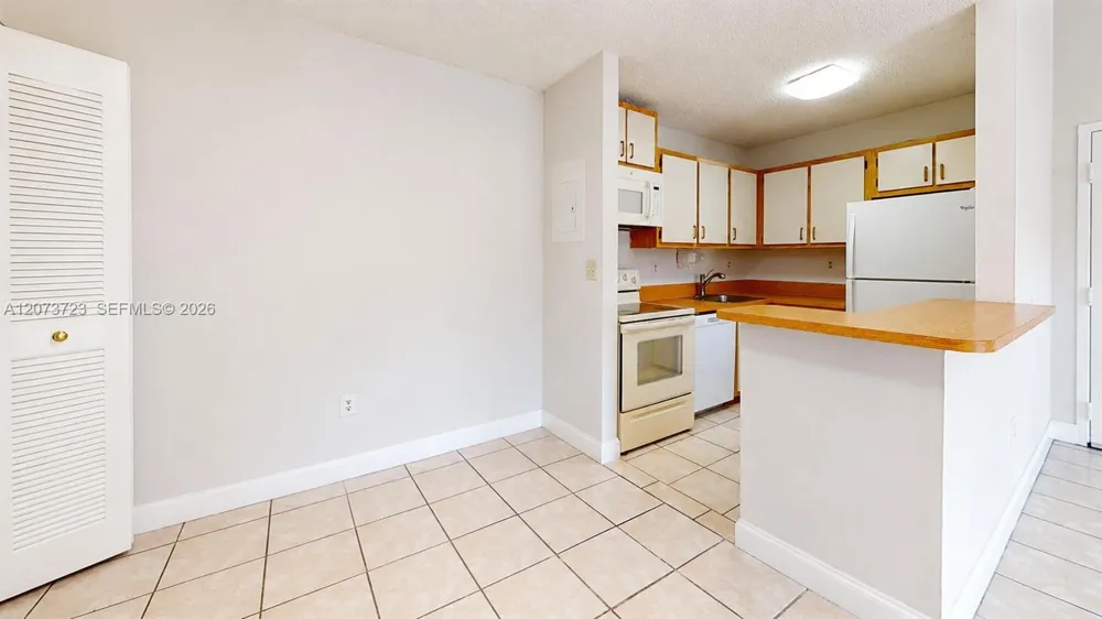 15600 SW 80th St #L-304 Miami, FL 33193