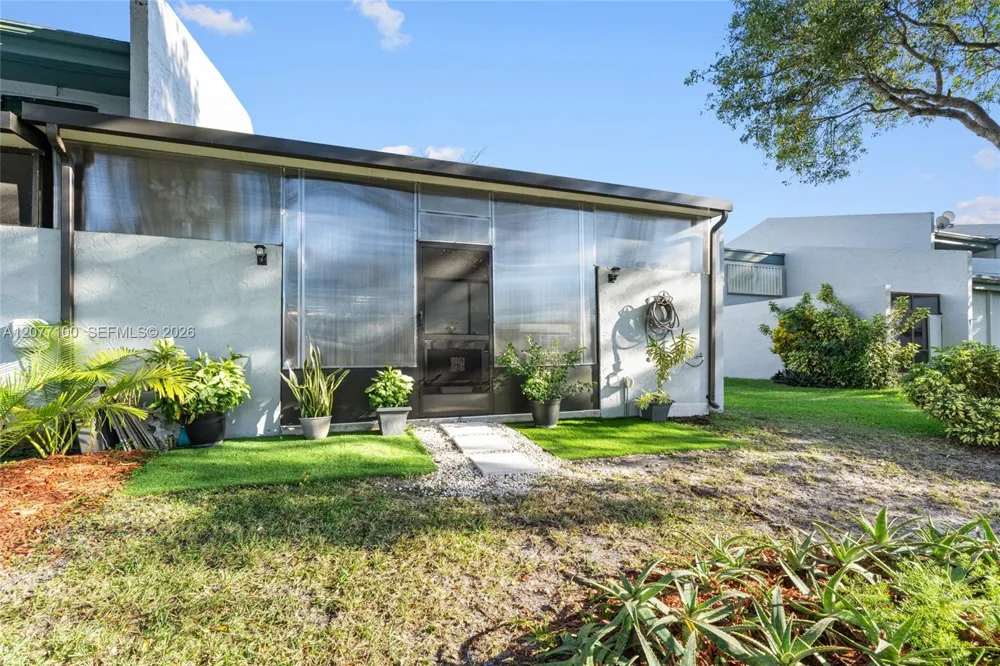 1064 NW 97th Ave #219 Pembroke Pines, FL 33024