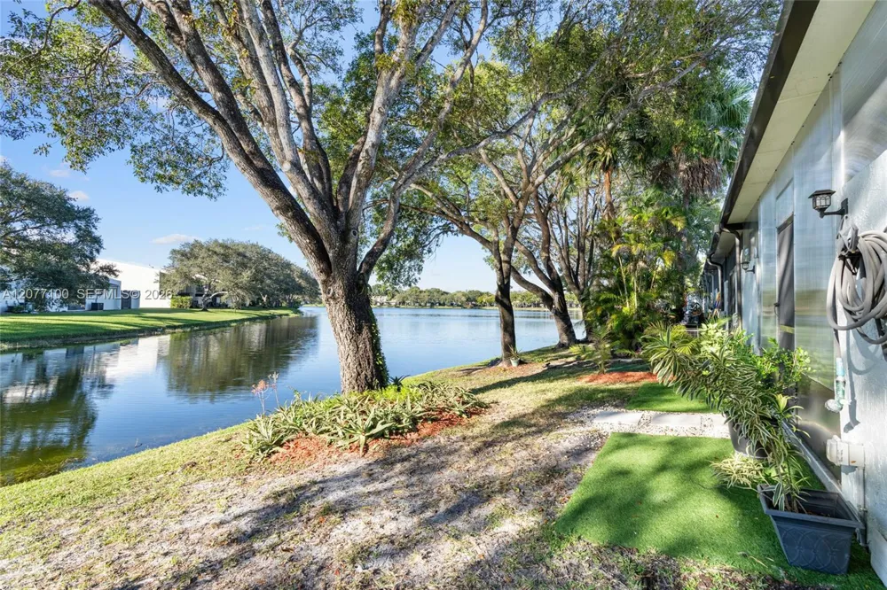 1064 NW 97th Ave #219 Pembroke Pines, FL 33024