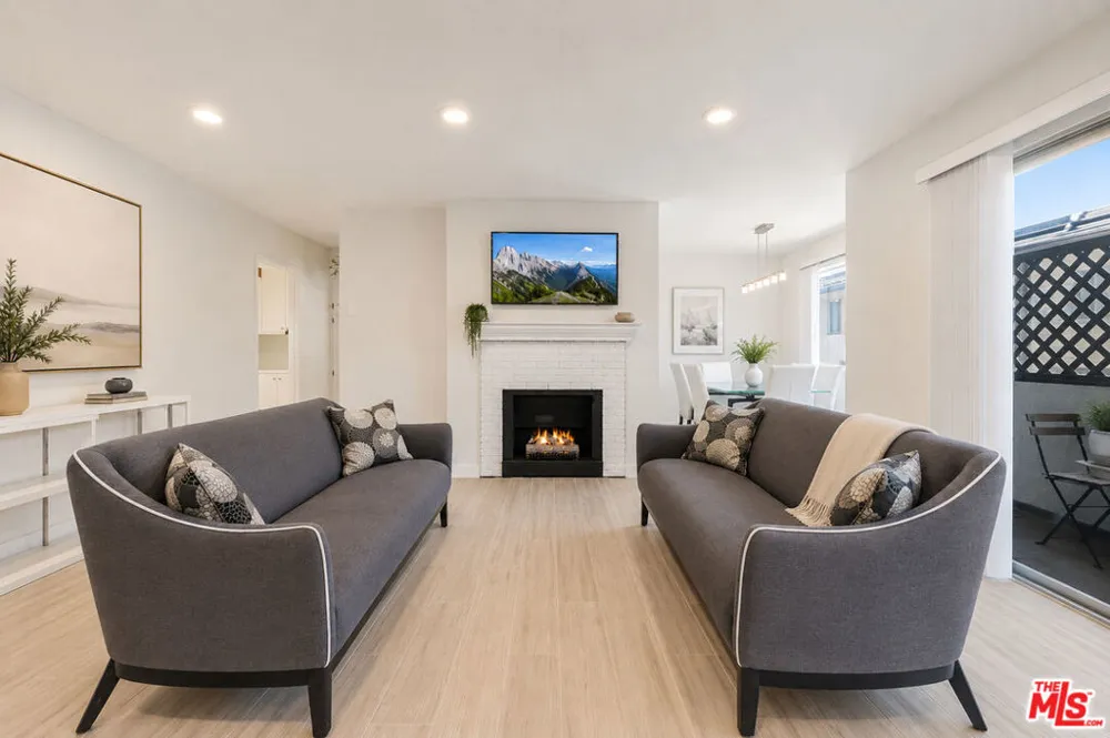 404 San Vicente Boulevard #204 Santa Monica, CA 90402