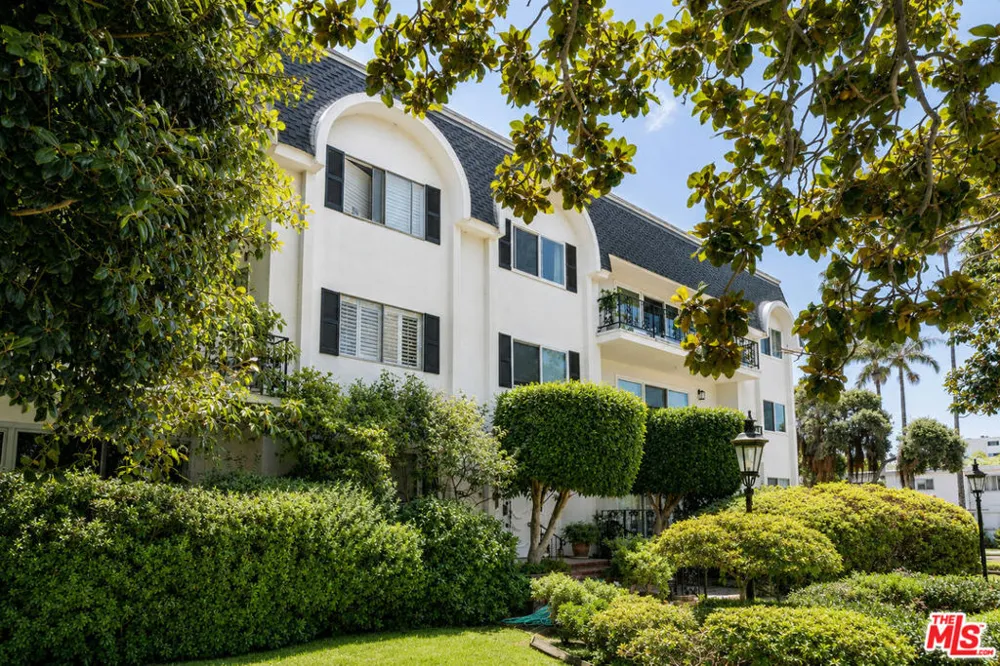 404 San Vicente Boulevard #204 Santa Monica, CA 90402