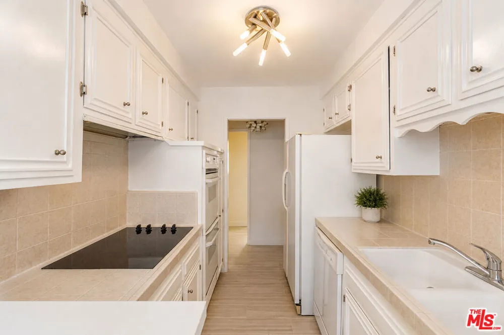 404 San Vicente Boulevard #204 Santa Monica, CA 90402