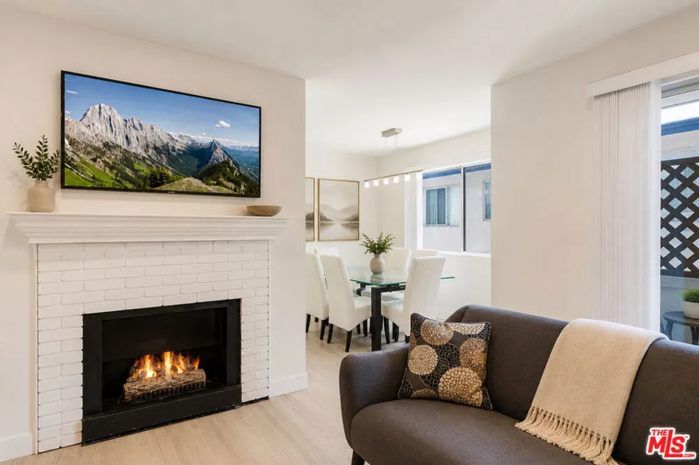 404 San Vicente Boulevard #204 Santa Monica, CA 90402