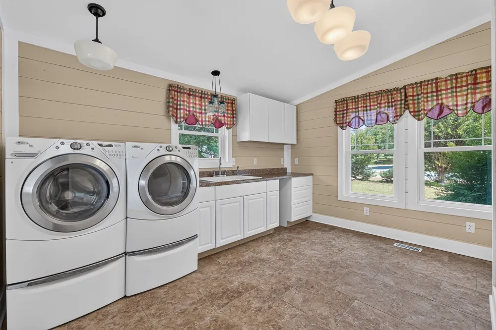 410 1st Ave Fayetteville, TN 37334