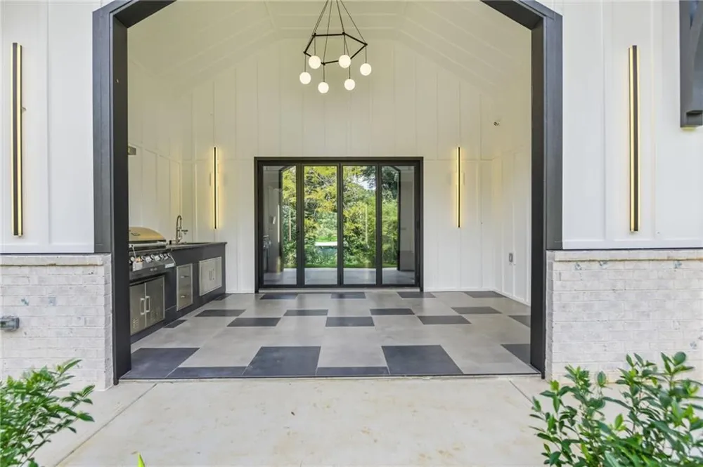 1940 E Bay Street Hoschton, GA 30548