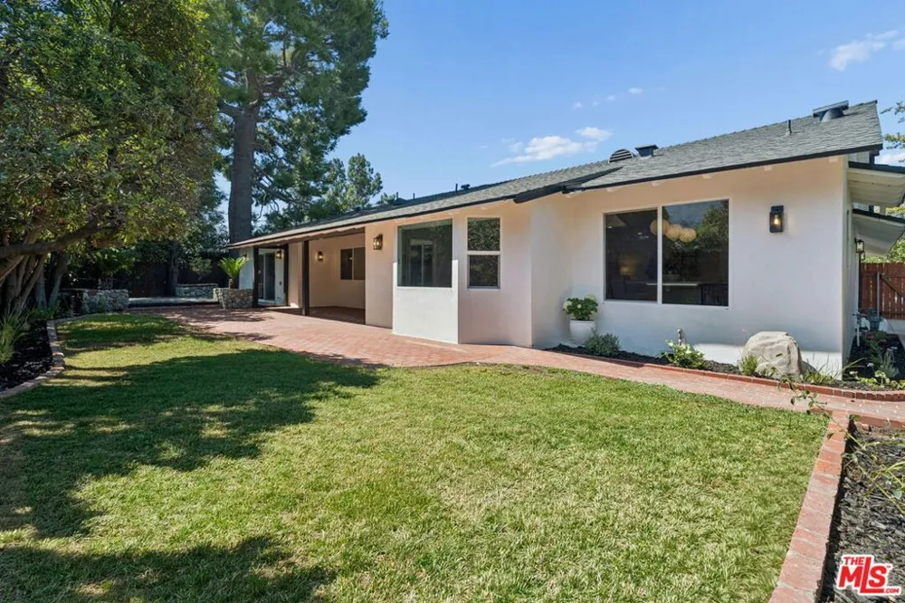 1920 Altadena Drive Pasadena, CA 91107