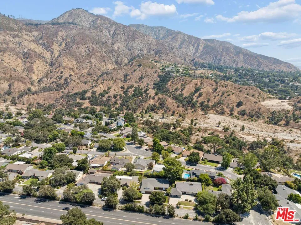 1920 Altadena Drive Pasadena, CA 91107