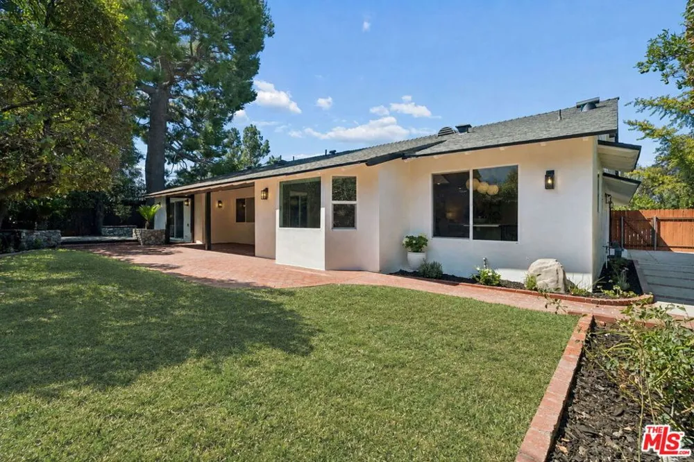 1920 Altadena Drive Pasadena, CA 91107