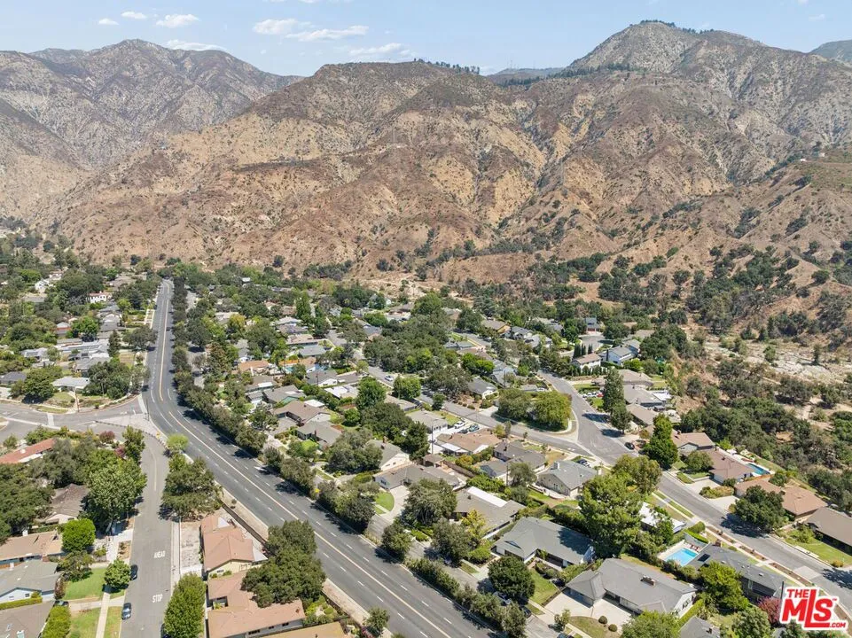1920 Altadena Drive Pasadena, CA 91107
