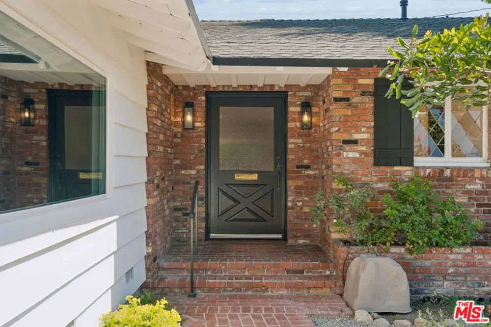 1920 Altadena Drive Pasadena, CA 91107