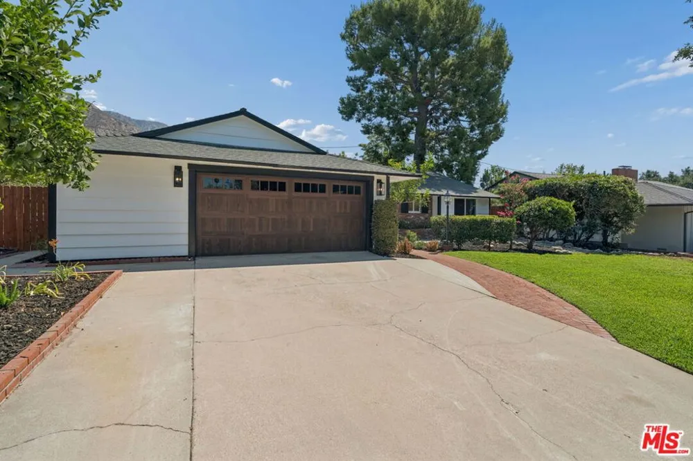 1920 Altadena Drive Pasadena, CA 91107